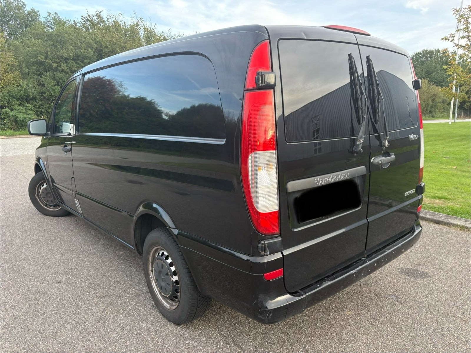 Sort Mercedes Vito 115 fra 2010 set udefra