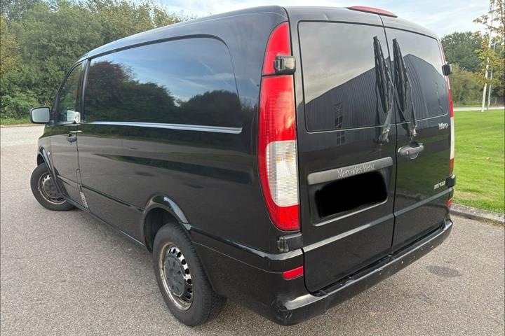 Sort Mercedes Vito 115 fra 2010 set udefra