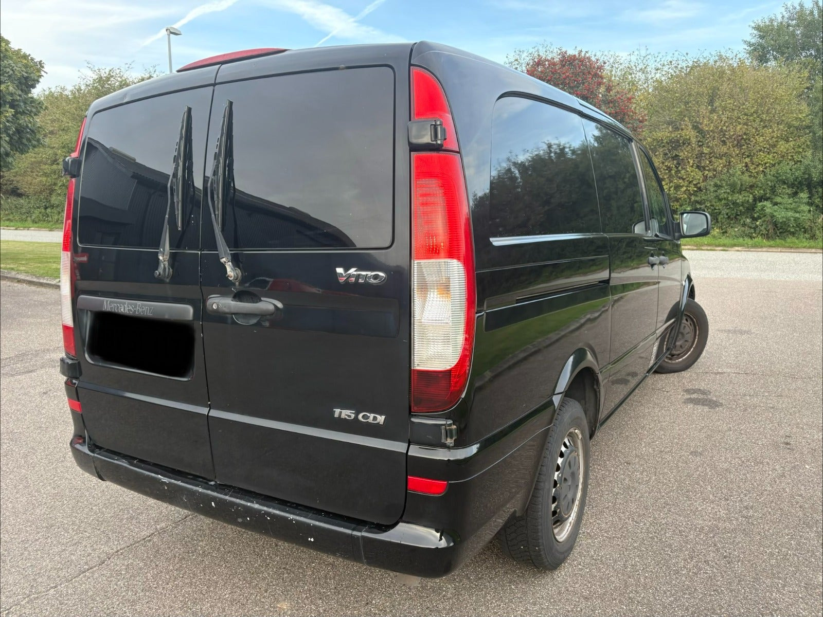 Sort Mercedes Vito 115 fra 2010 set udefra