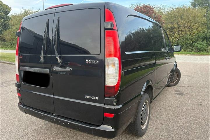 Sort Mercedes Vito 115 fra 2010 set udefra