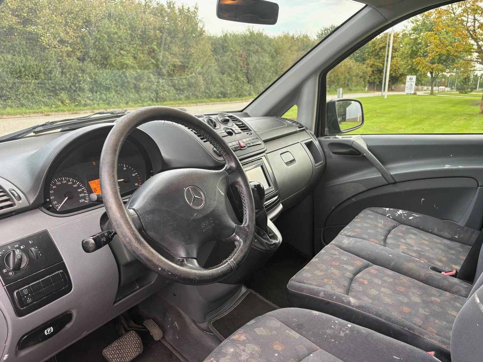Sort Mercedes Vito 115 fra 2010 set indefra