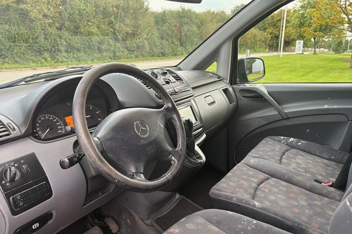 Sort Mercedes Vito 115 fra 2010 set indefra