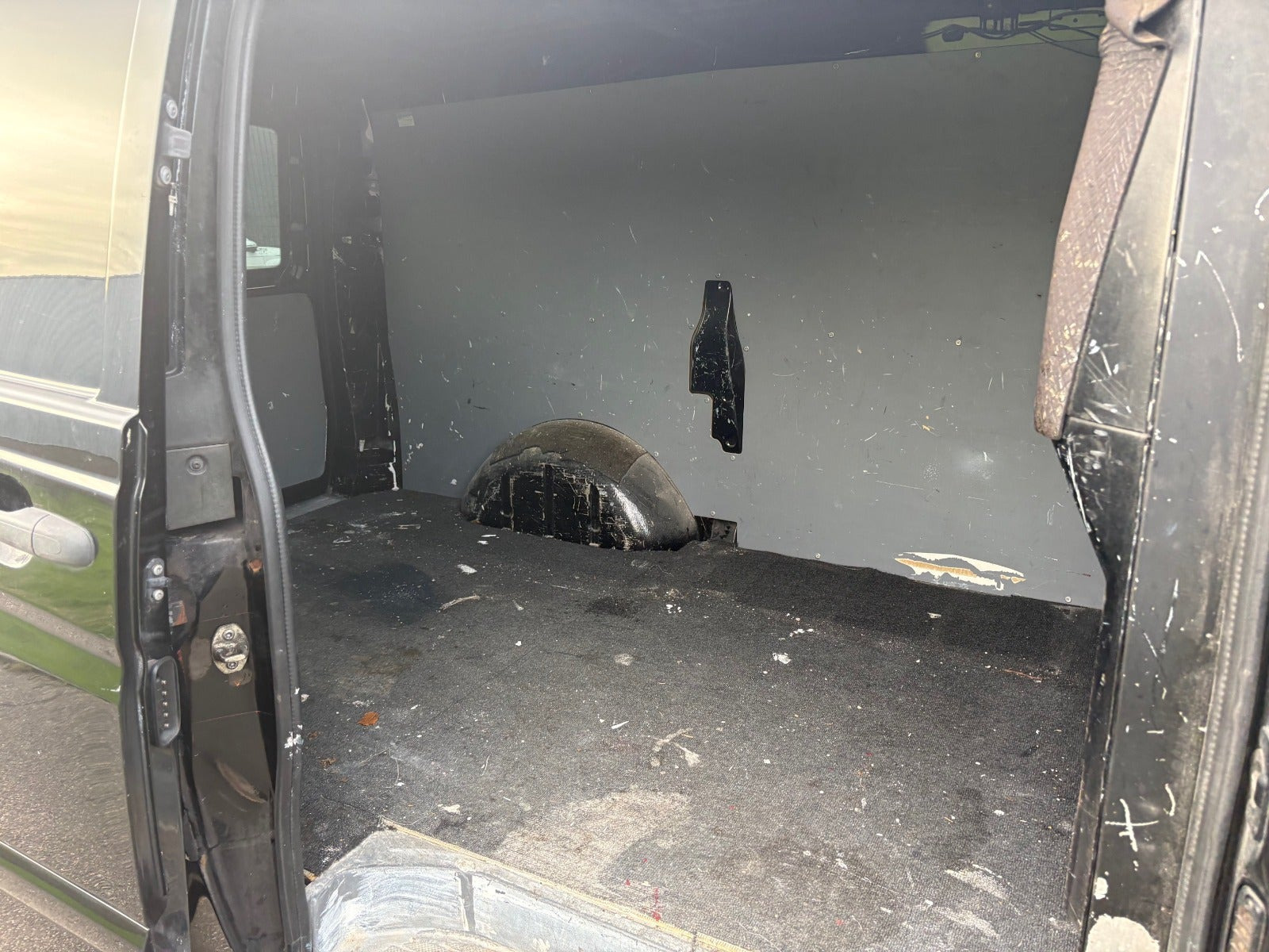 Sort Mercedes Vito 115 fra 2010 set udefra