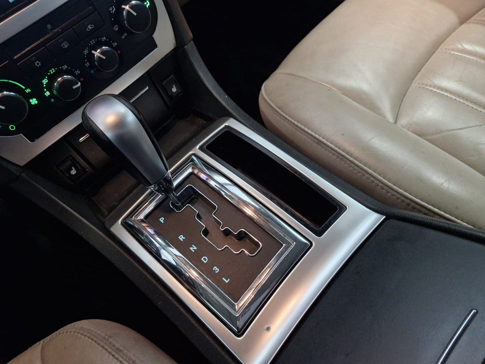 Hvid Chrysler 300C fra 2005