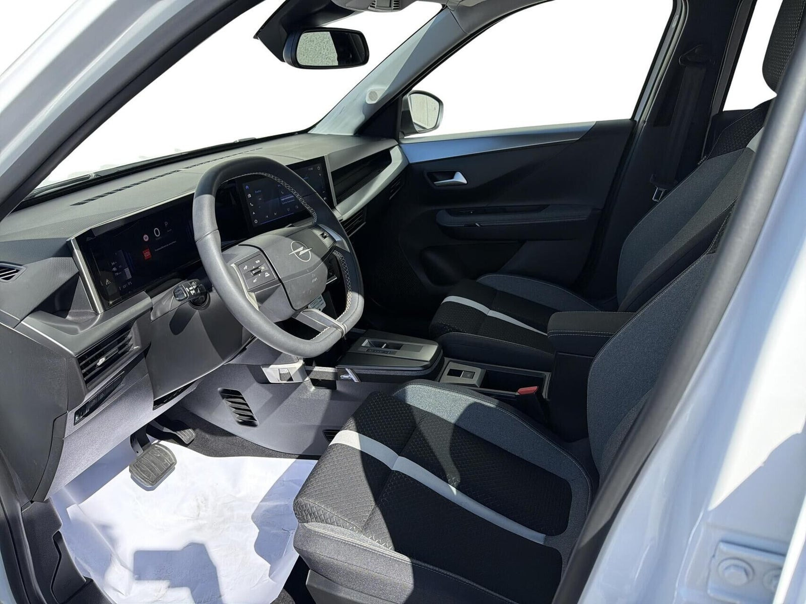 Hvid Opel Frontera fra 2025