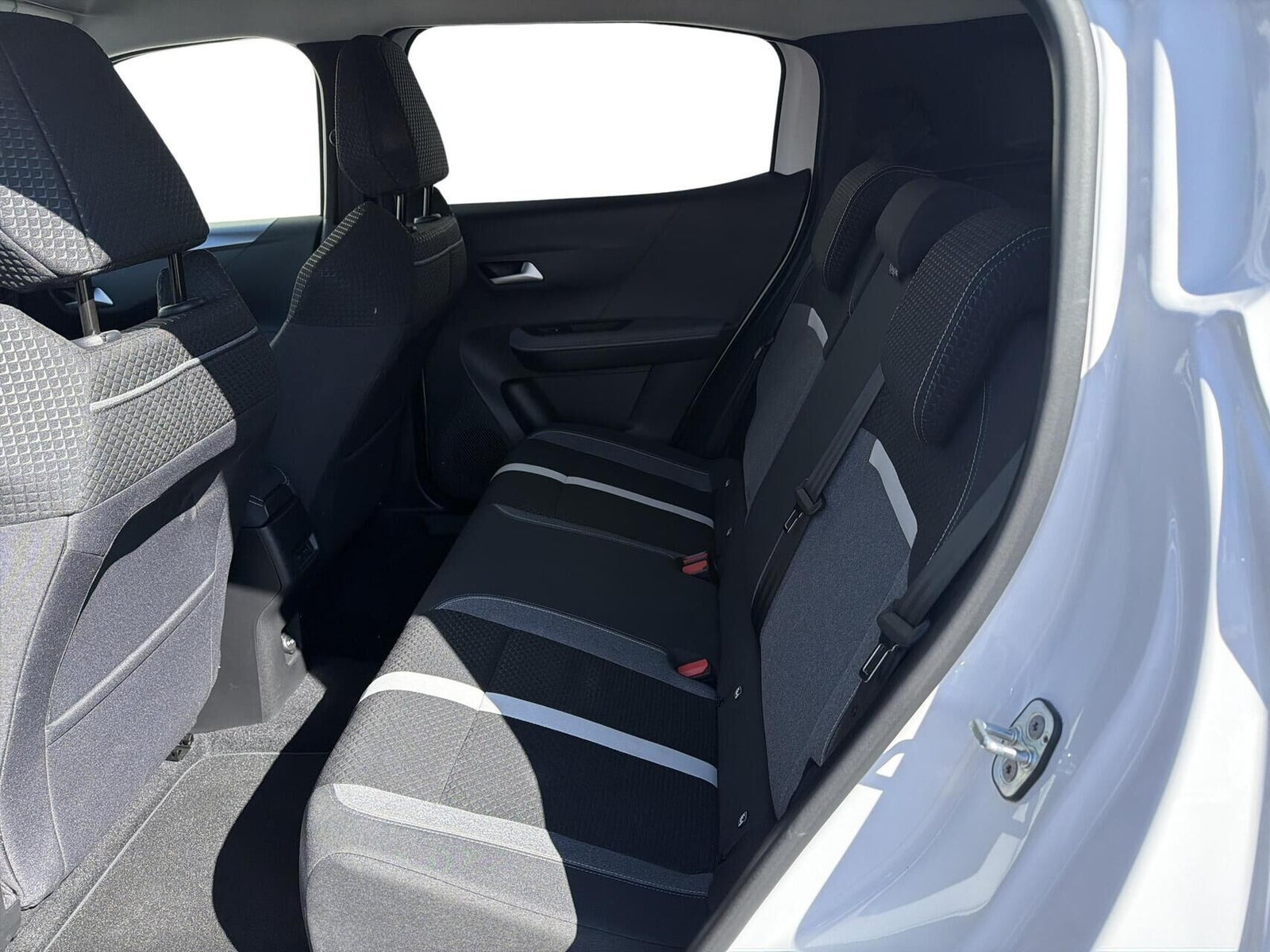 Hvid Opel Frontera fra 2025