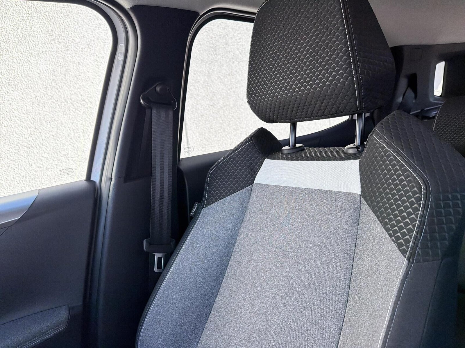 Hvid Opel Frontera fra 2025