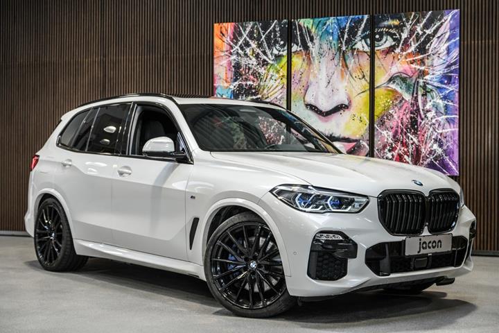 Hvid BMW X5 fra 2021 set udefra