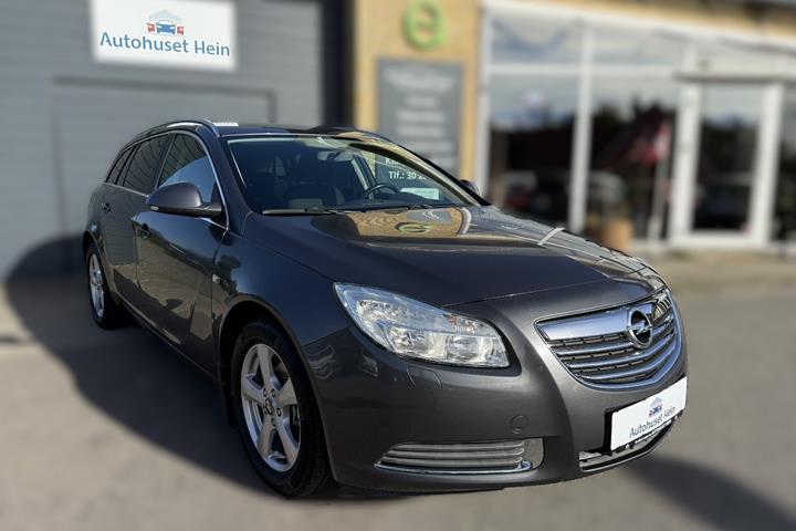 Grå Opel Insignia fra 2011 set udefra