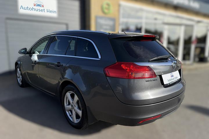 Grå Opel Insignia fra 2011