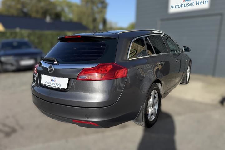 Grå Opel Insignia fra 2011