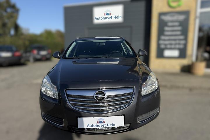 Grå Opel Insignia fra 2011