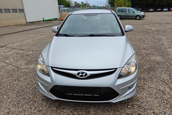 Gul Hyundai i30 fra 2010