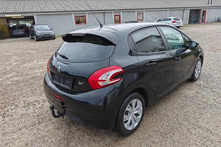 Gul Peugeot 208 fra 2014