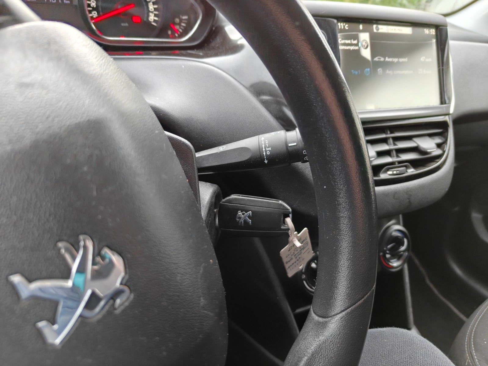 Gul Peugeot 208 fra 2014