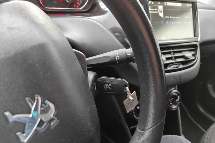 Gul Peugeot 208 fra 2014