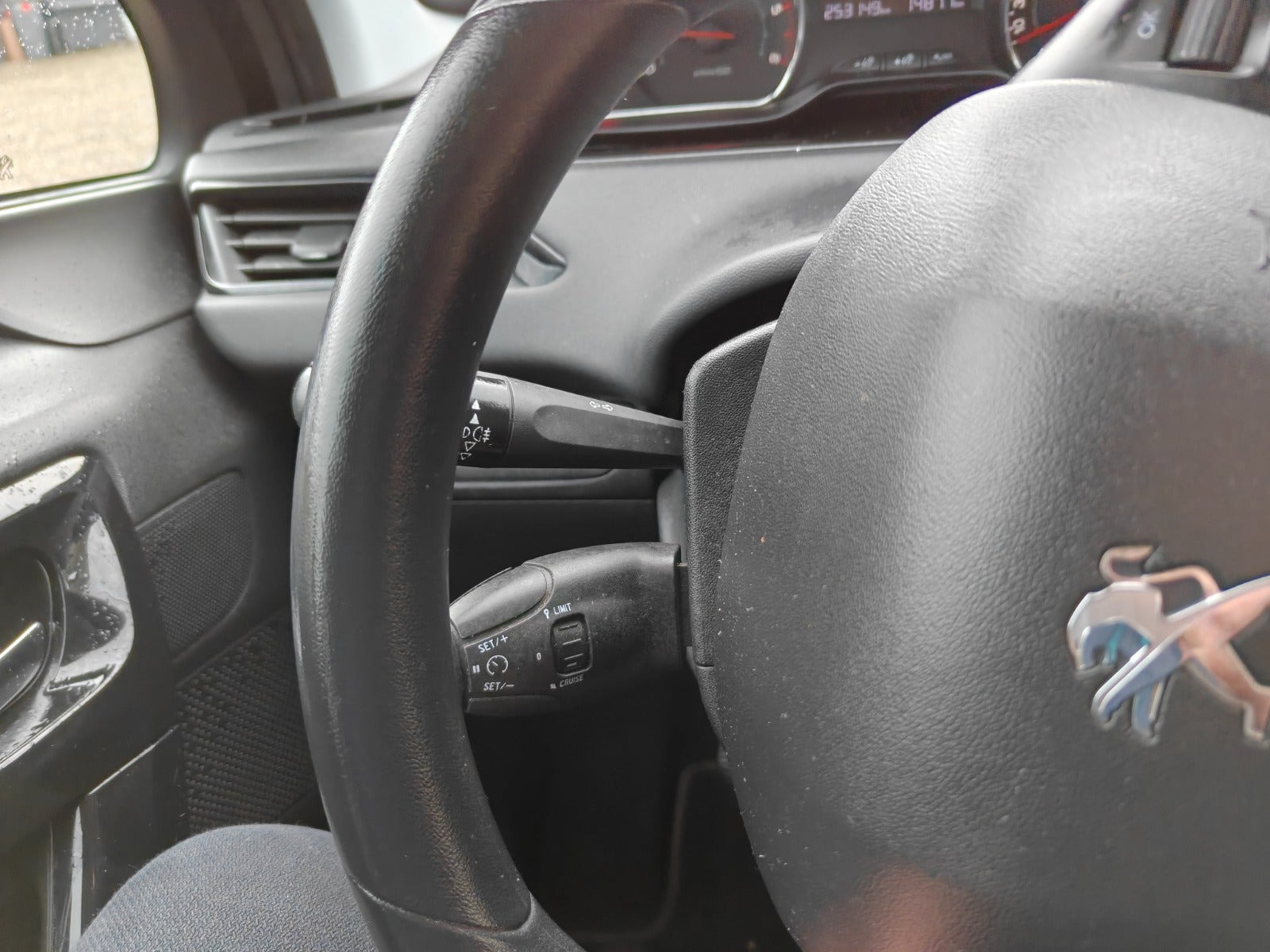 Gul Peugeot 208 fra 2014