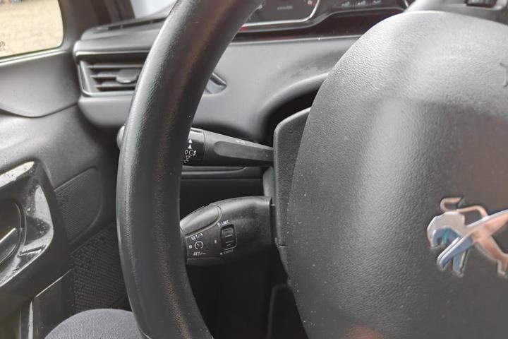 Gul Peugeot 208 fra 2014