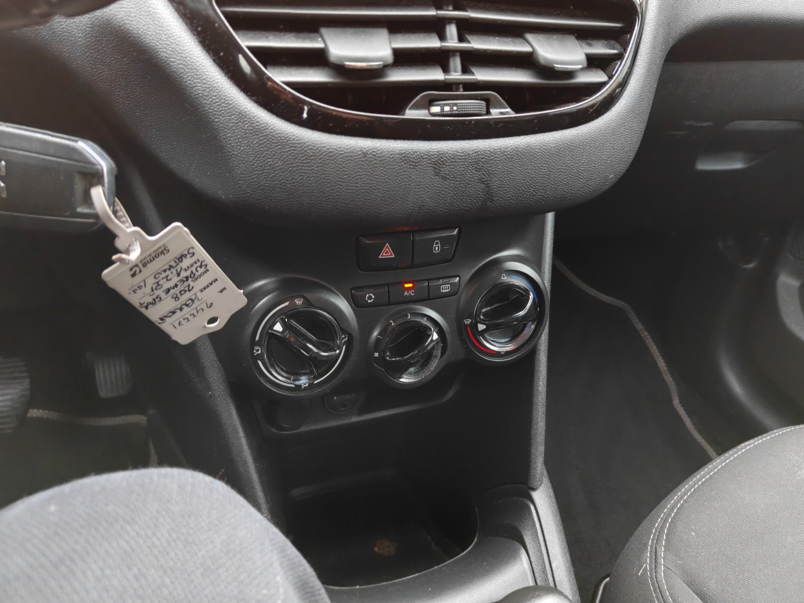 Gul Peugeot 208 fra 2014