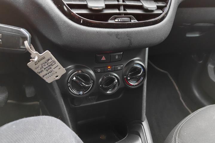 Gul Peugeot 208 fra 2014