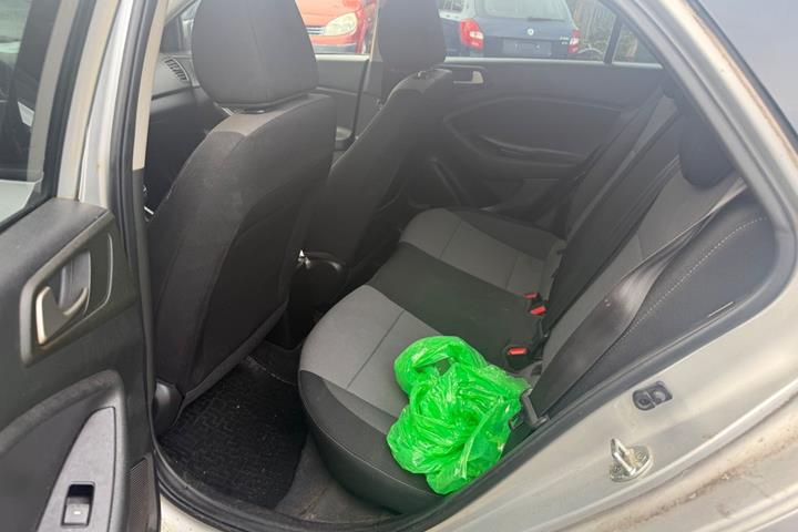 Grå Hyundai i20 fra 2018