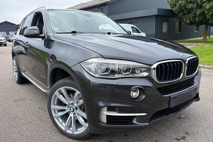 Grå BMW X5 fra 2015 set udefra