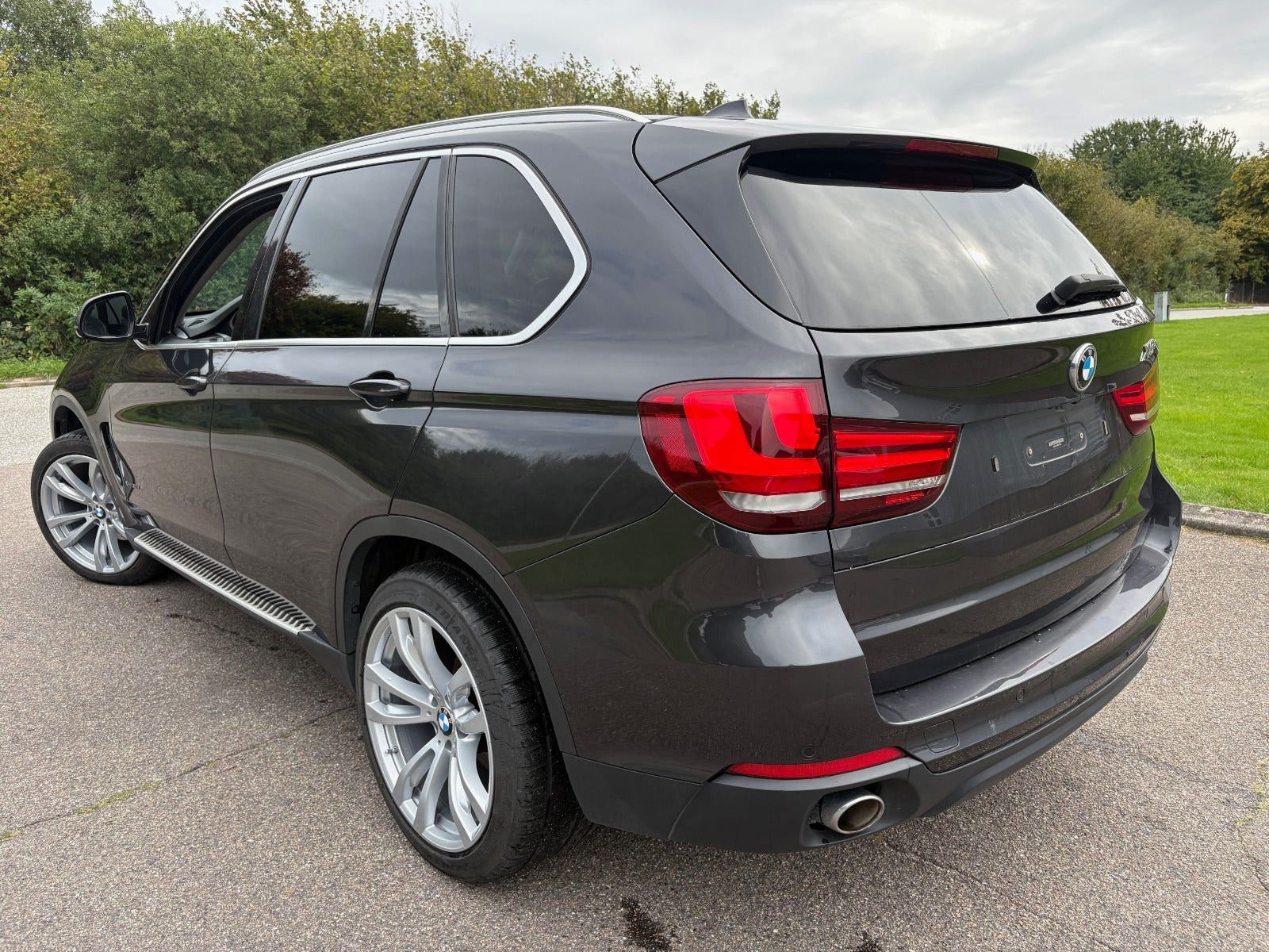 Grå BMW X5 fra 2015