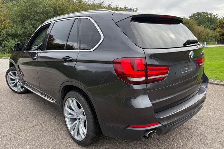 Grå BMW X5 fra 2015