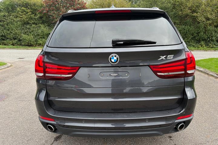 Grå BMW X5 fra 2015