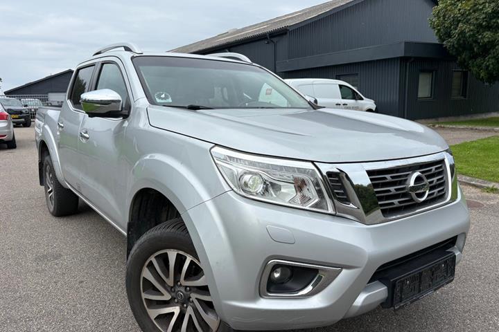 Sølv Nissan Navara fra 2021 set udefra