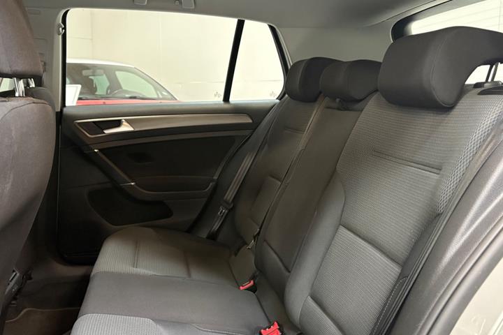 Grøn VW Golf VII fra 2013