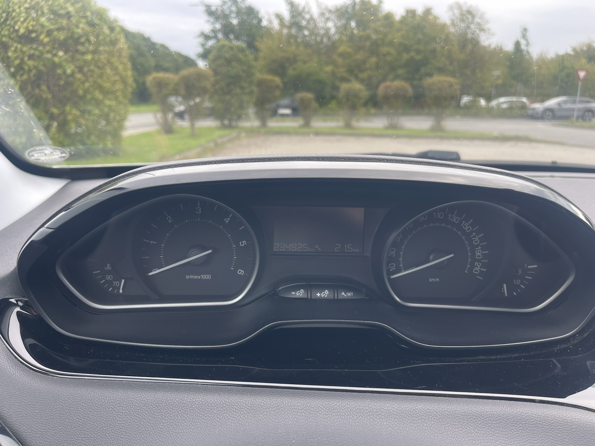 Grå Peugeot 208 fra 2017