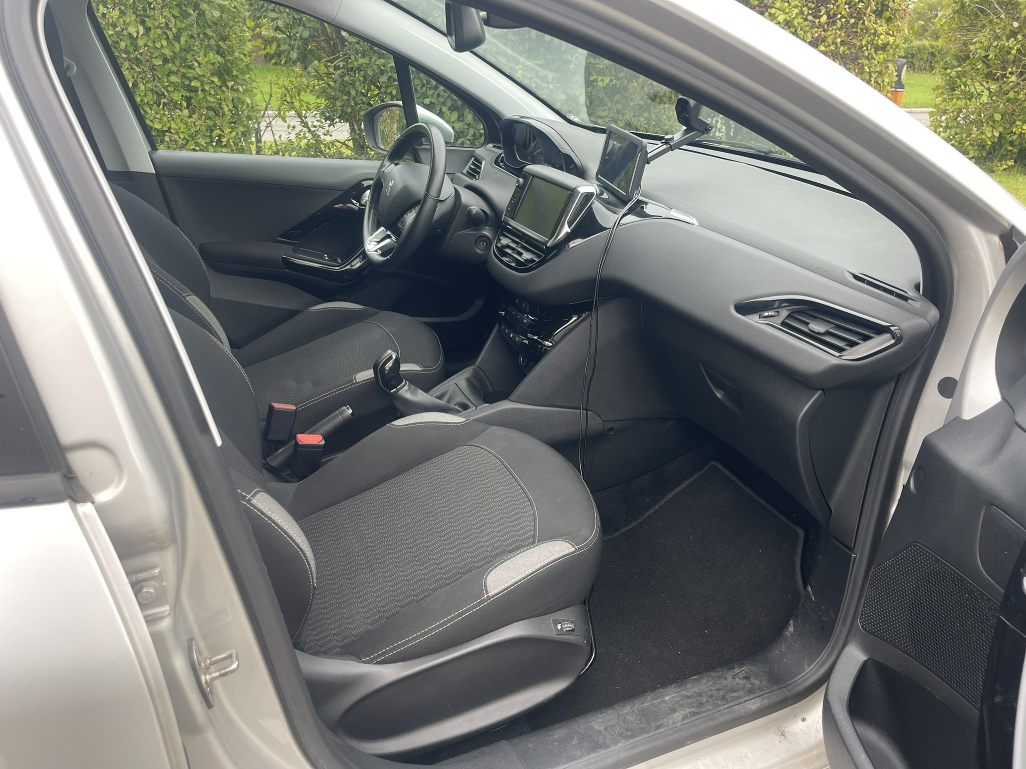 Grå Peugeot 208 fra 2017