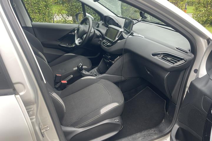 Grå Peugeot 208 fra 2017