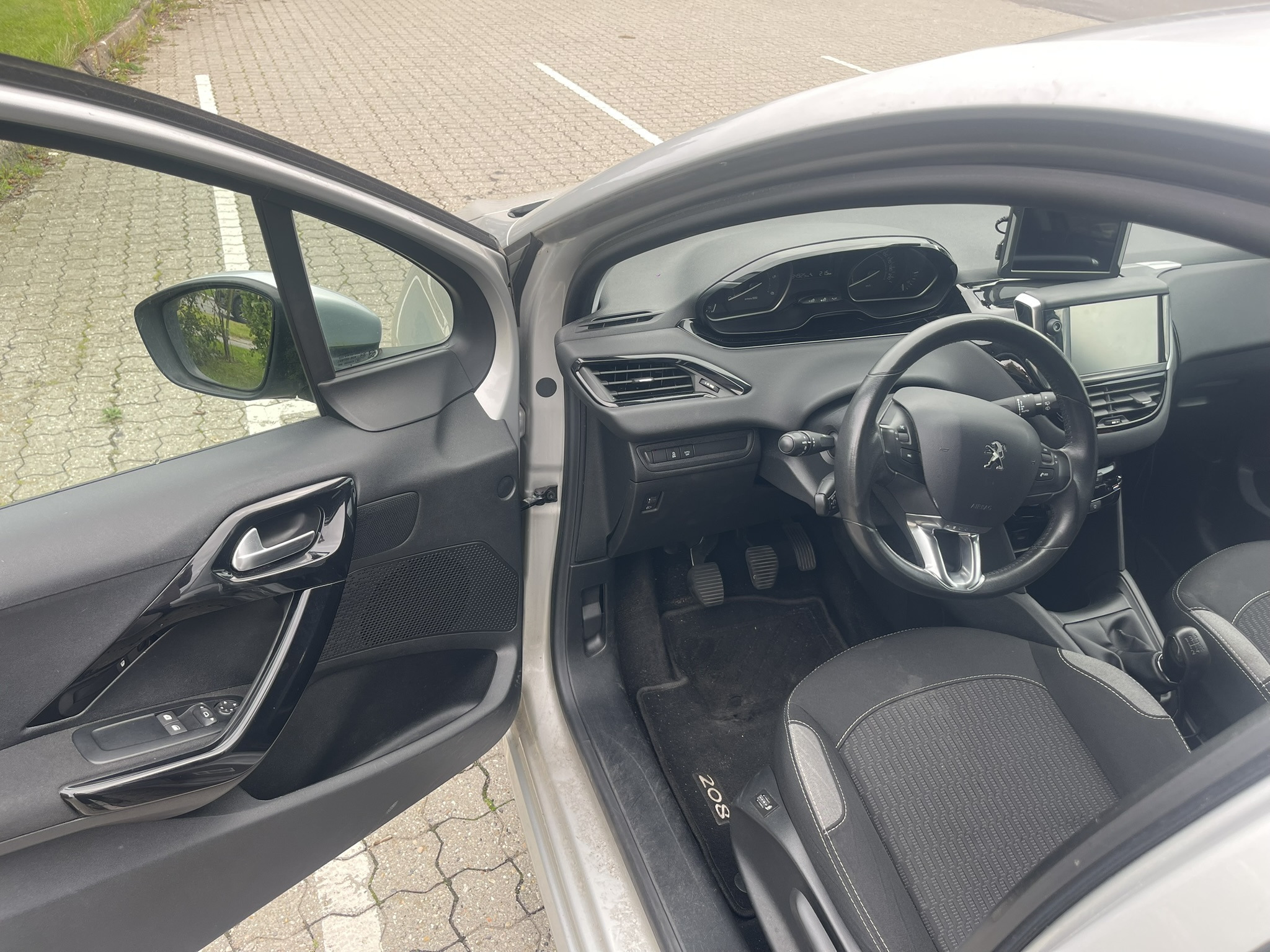 Grå Peugeot 208 fra 2017