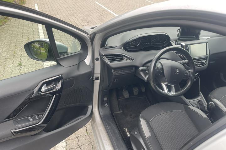 Grå Peugeot 208 fra 2017