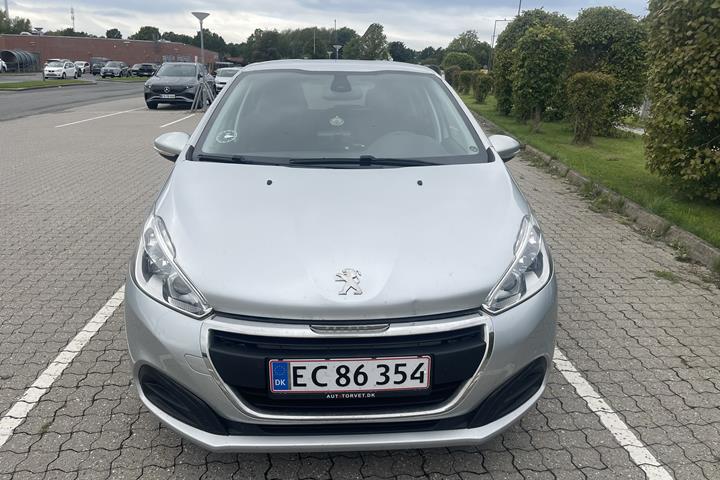 Grå Peugeot 208 fra 2017
