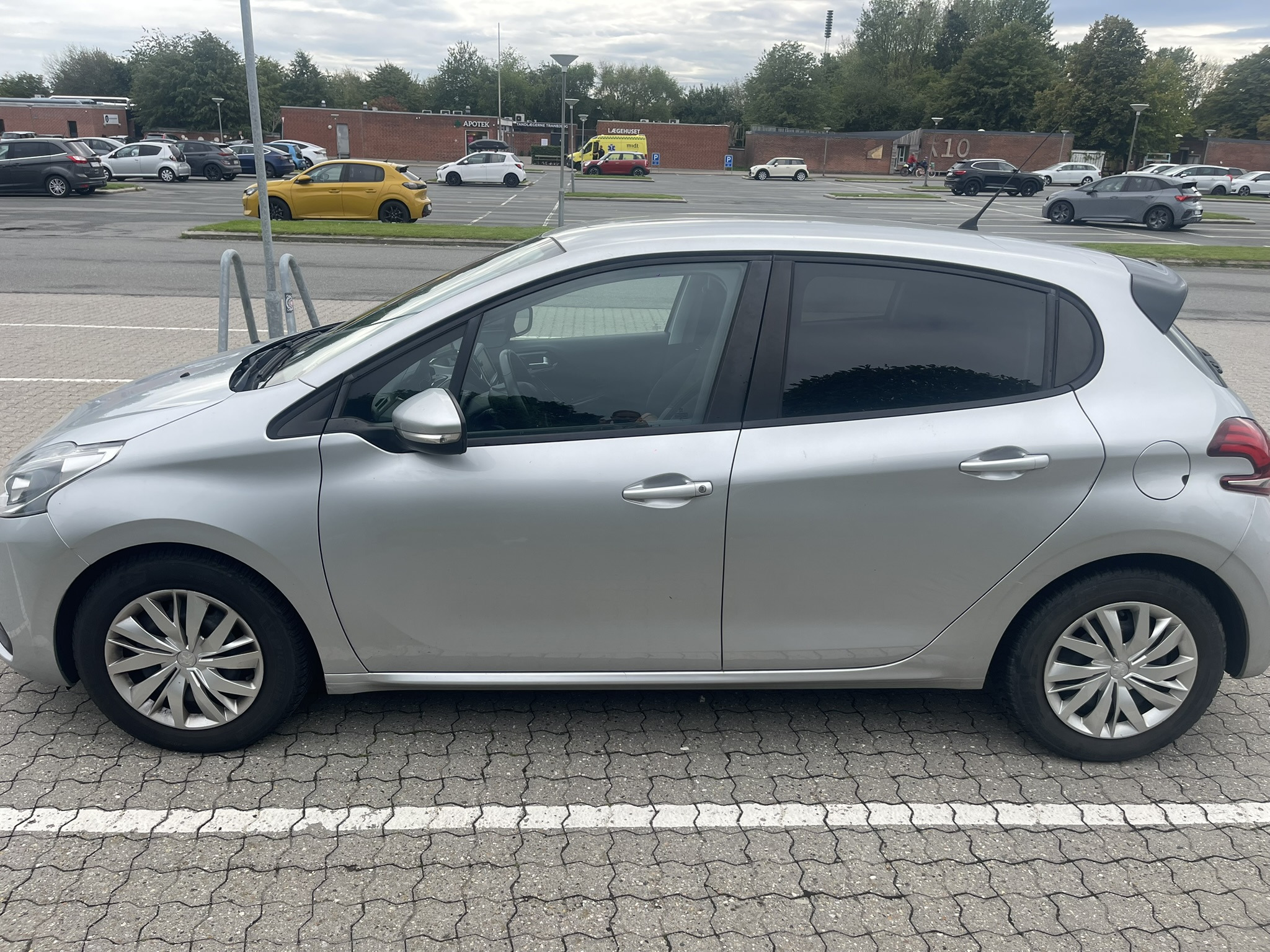 Grå Peugeot 208 fra 2017