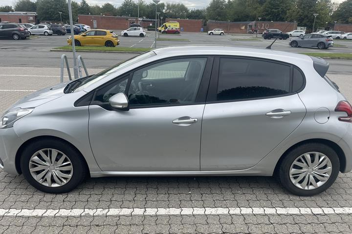 Grå Peugeot 208 fra 2017