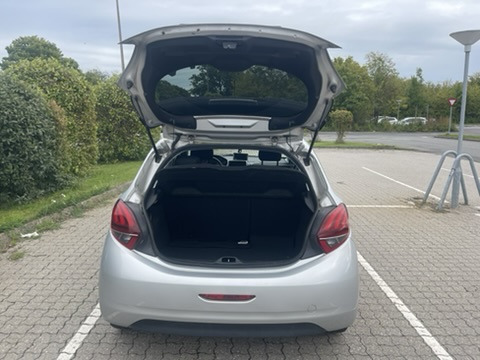 Grå Peugeot 208 fra 2017