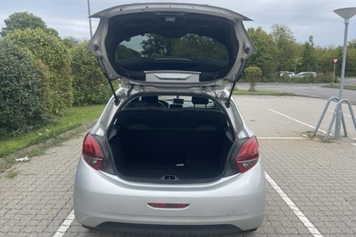 Grå Peugeot 208 fra 2017