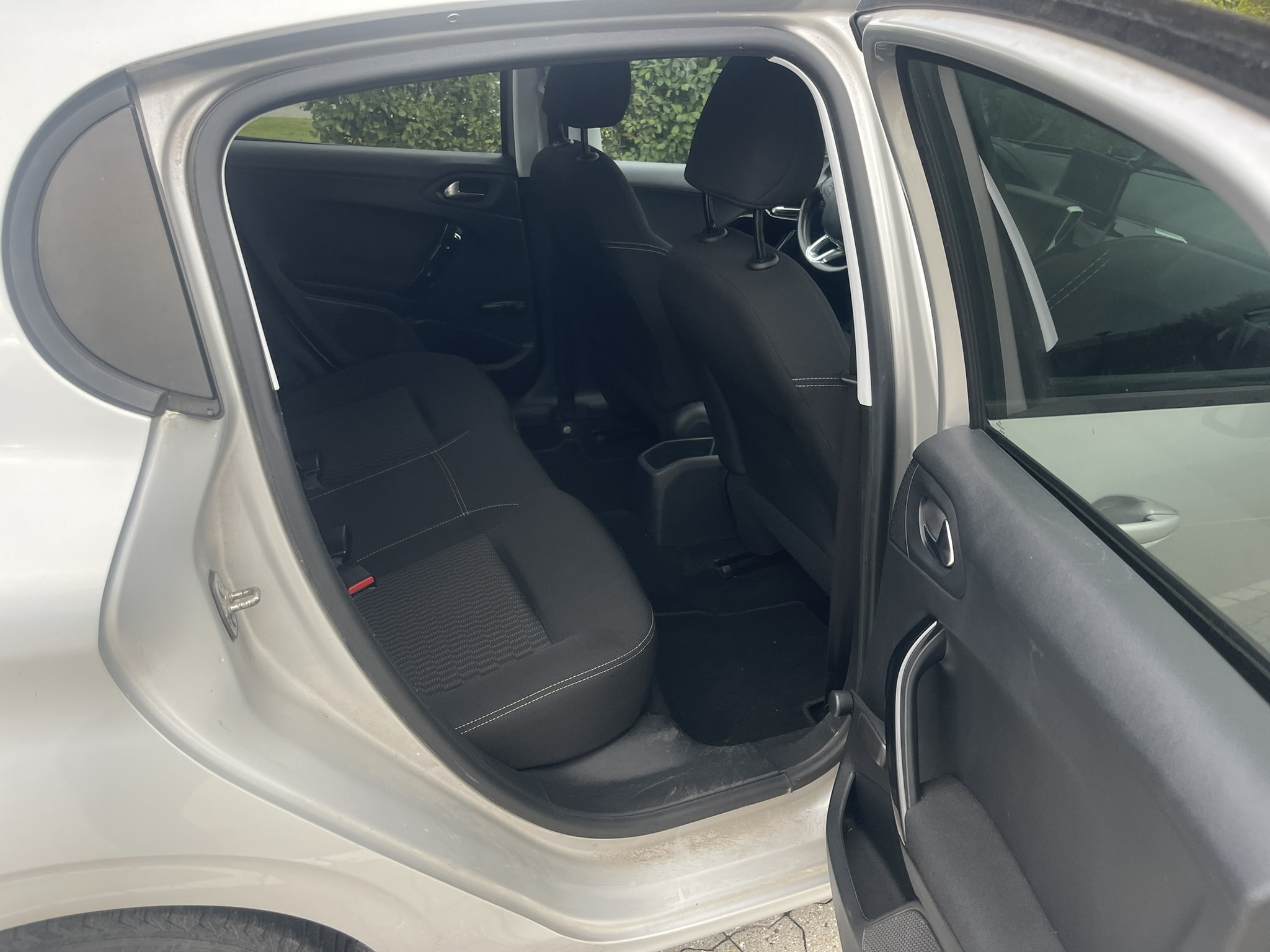 Grå Peugeot 208 fra 2017