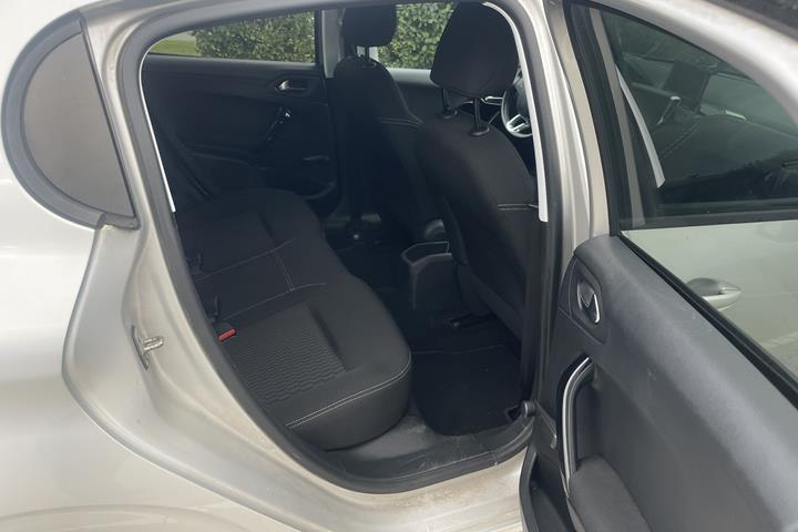 Grå Peugeot 208 fra 2017