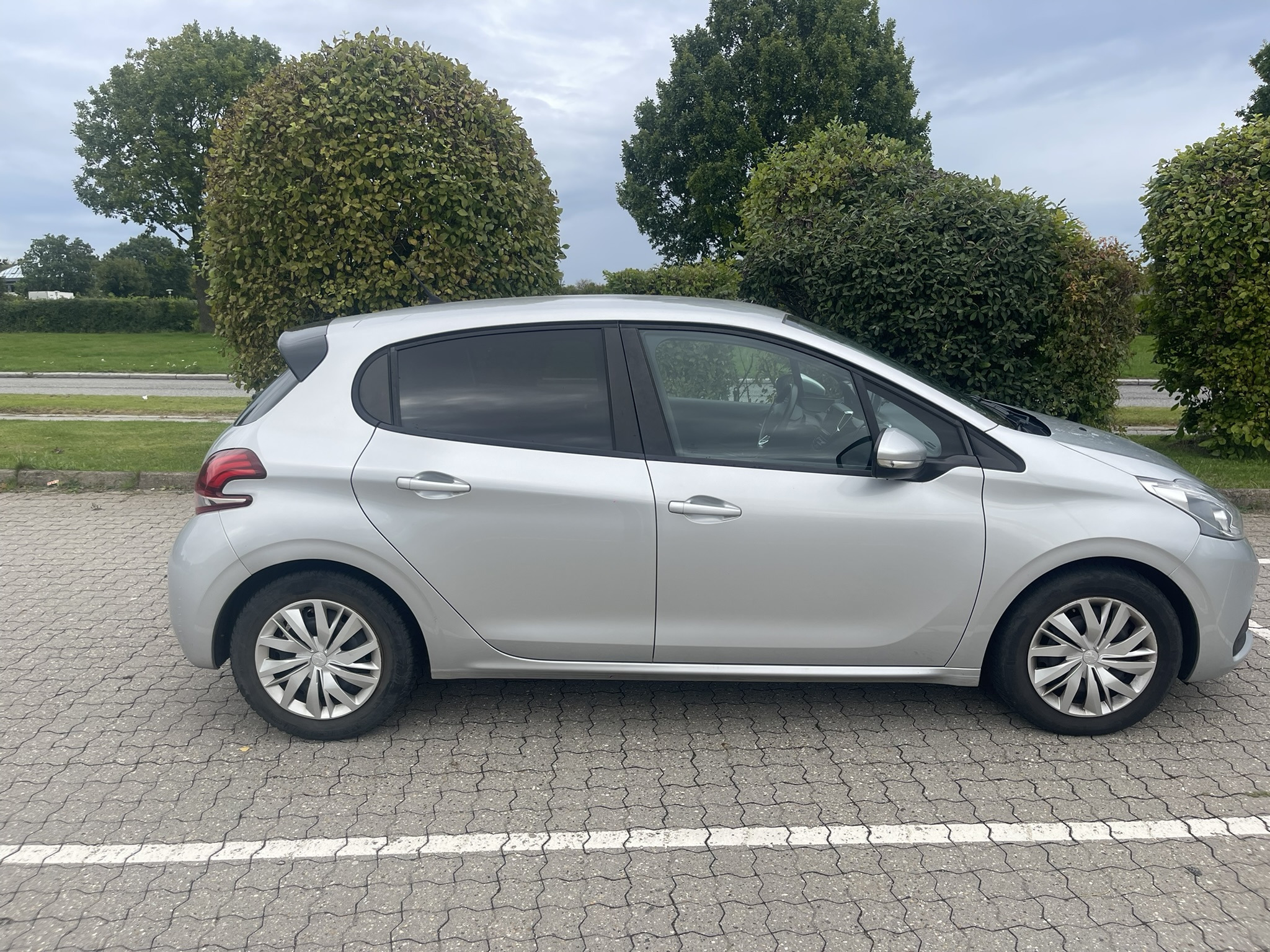 Grå Peugeot 208 fra 2017