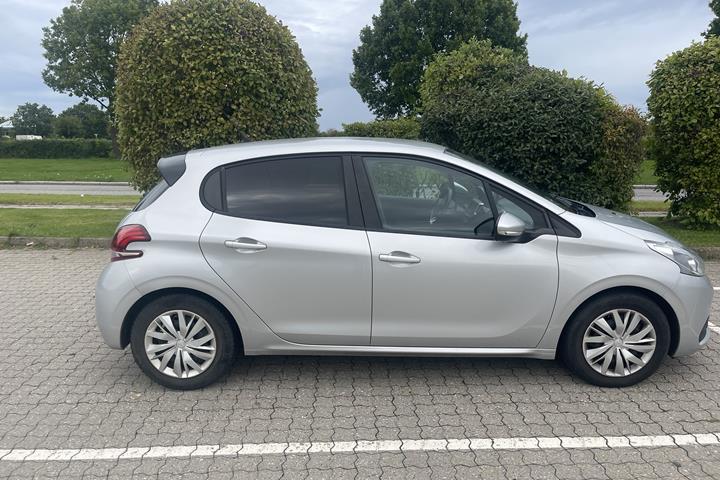 Grå Peugeot 208 fra 2017