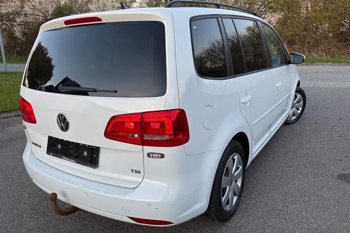 Hvid VW Touran fra 2015