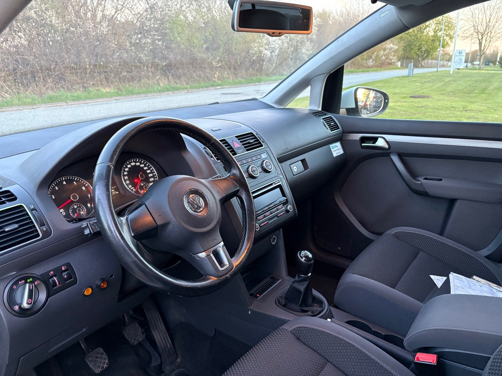 Hvid VW Touran fra 2015