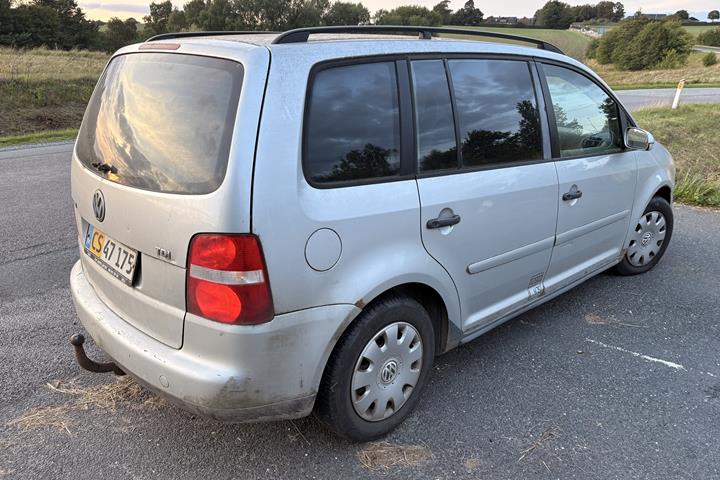 Sølv VW Touran fra 1995