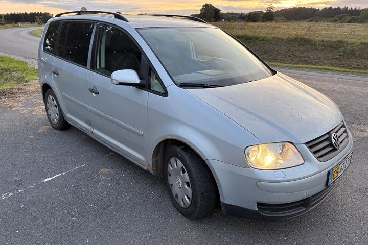 Sølv VW Touran fra 1995