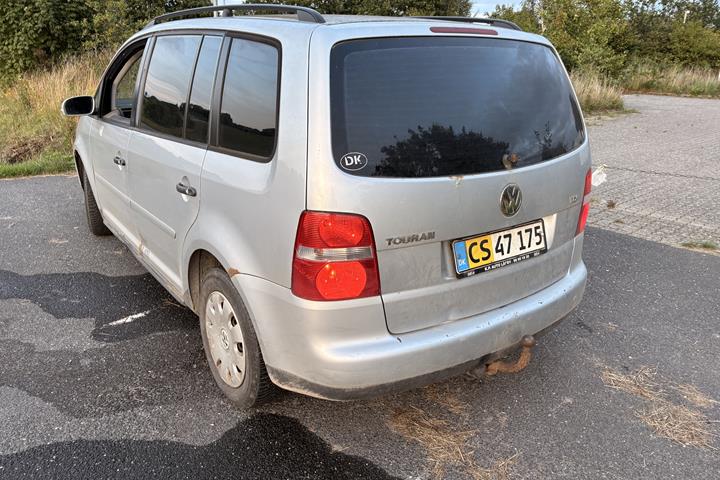 Sølv VW Touran fra 1995